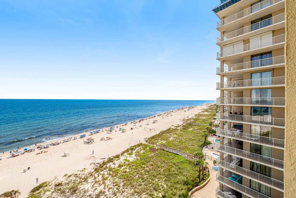 Beautiful condo in beachfront resort with pool & stunning Gulf views