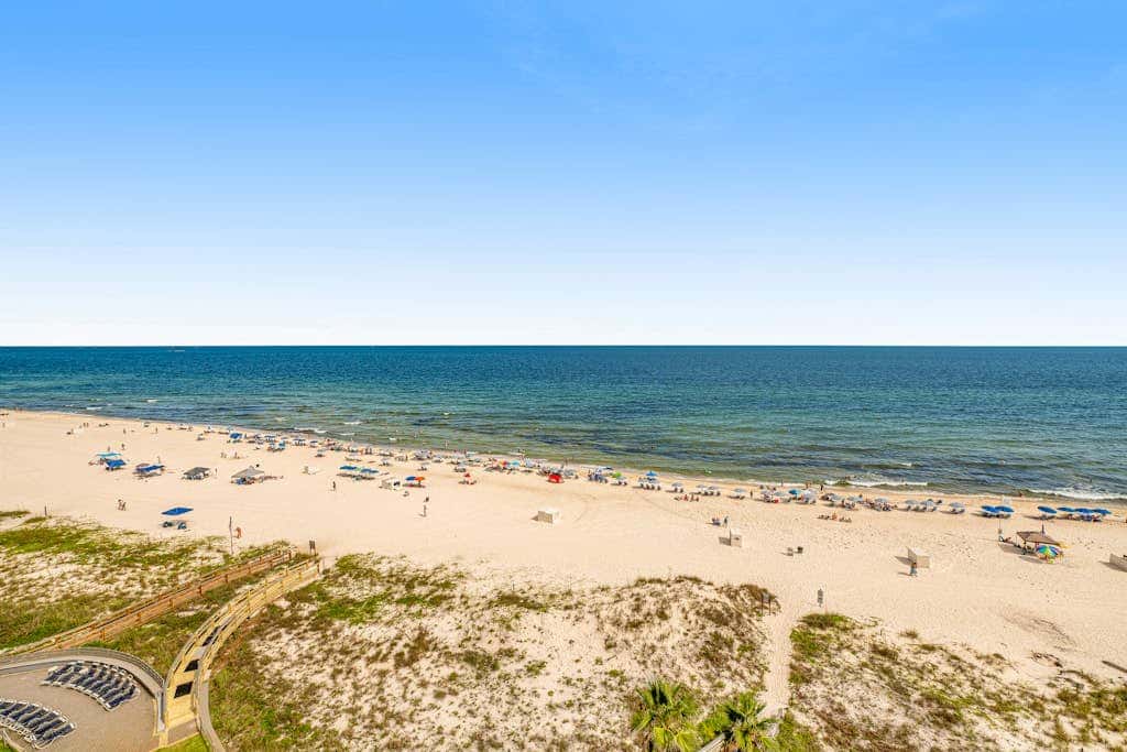 Beautiful condo in beachfront resort with pool & stunning Gulf views