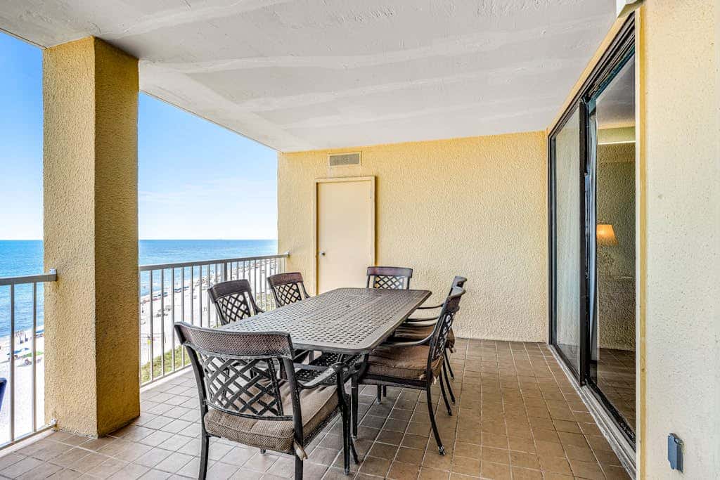 Beautiful condo in beachfront resort with pool & stunning Gulf views