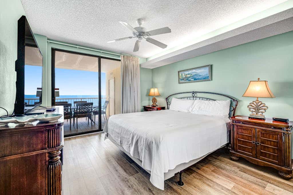 Beautiful condo in beachfront resort with pool & stunning Gulf views