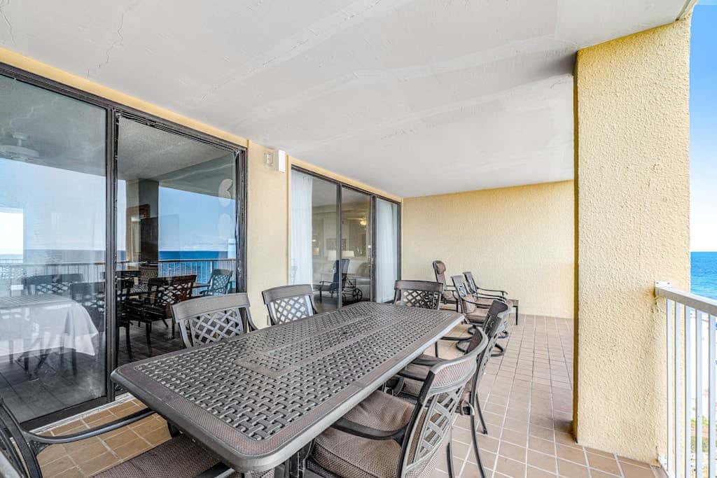 Beautiful condo in beachfront resort with pool & stunning Gulf views