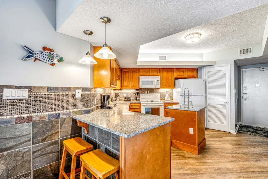 Beautiful condo in beachfront resort with pool & stunning Gulf views