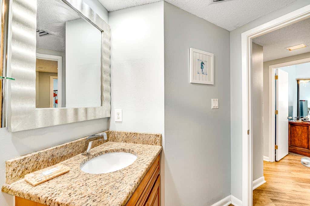 Beautiful condo in beachfront resort with pool & stunning Gulf views