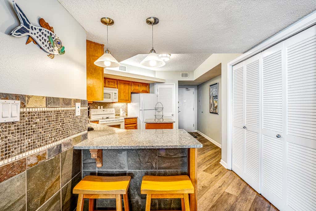 Beautiful condo in beachfront resort with pool & stunning Gulf views