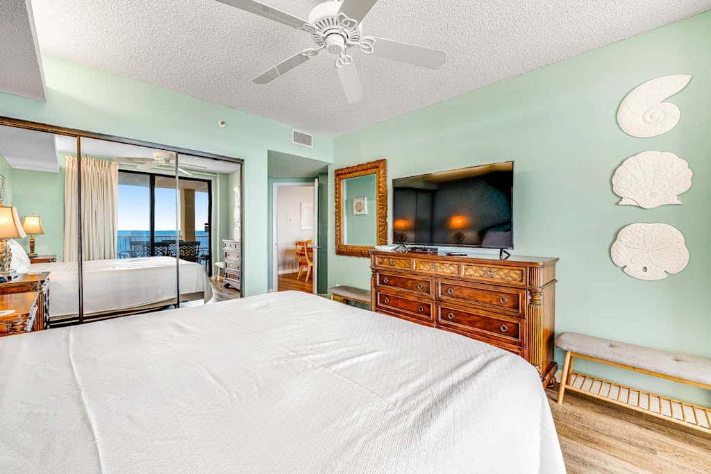 Beautiful condo in beachfront resort with pool & stunning Gulf views