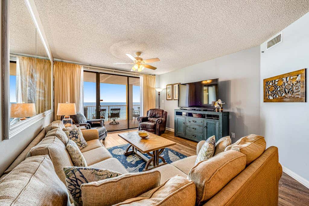 Beautiful condo in beachfront resort with pool & stunning Gulf views