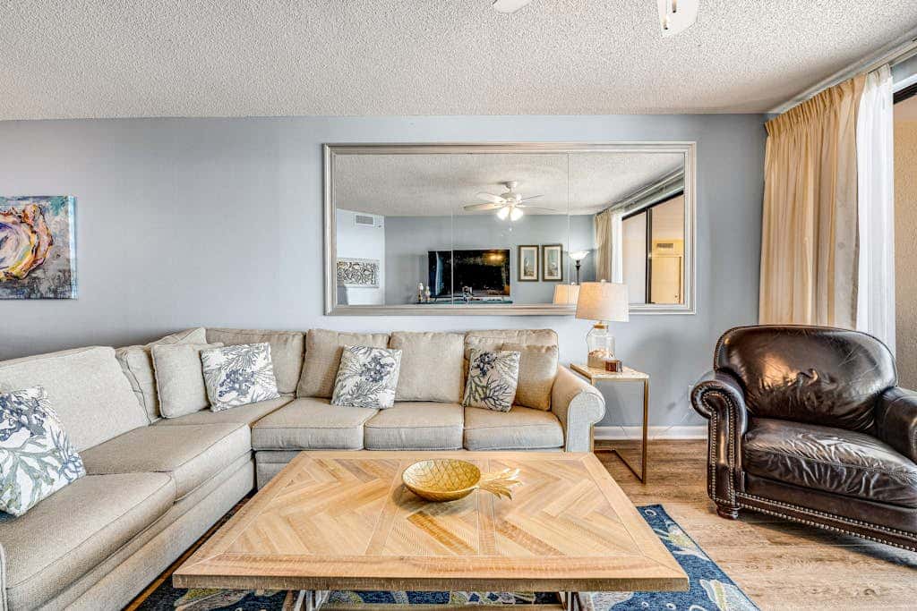 Beautiful condo in beachfront resort with pool & stunning Gulf views