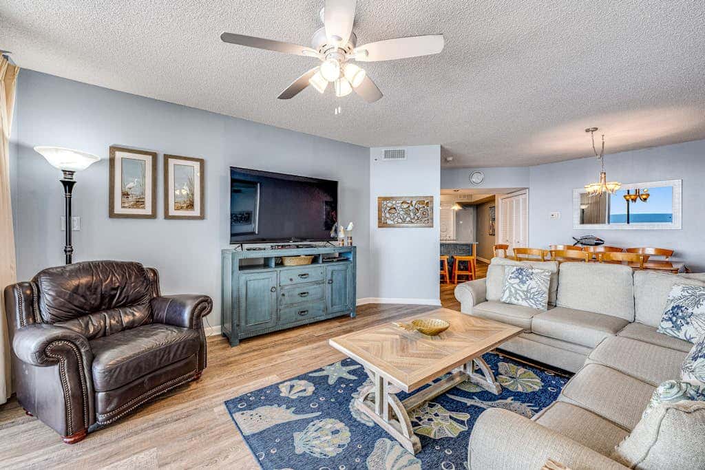 Beautiful condo in beachfront resort with pool & stunning Gulf views