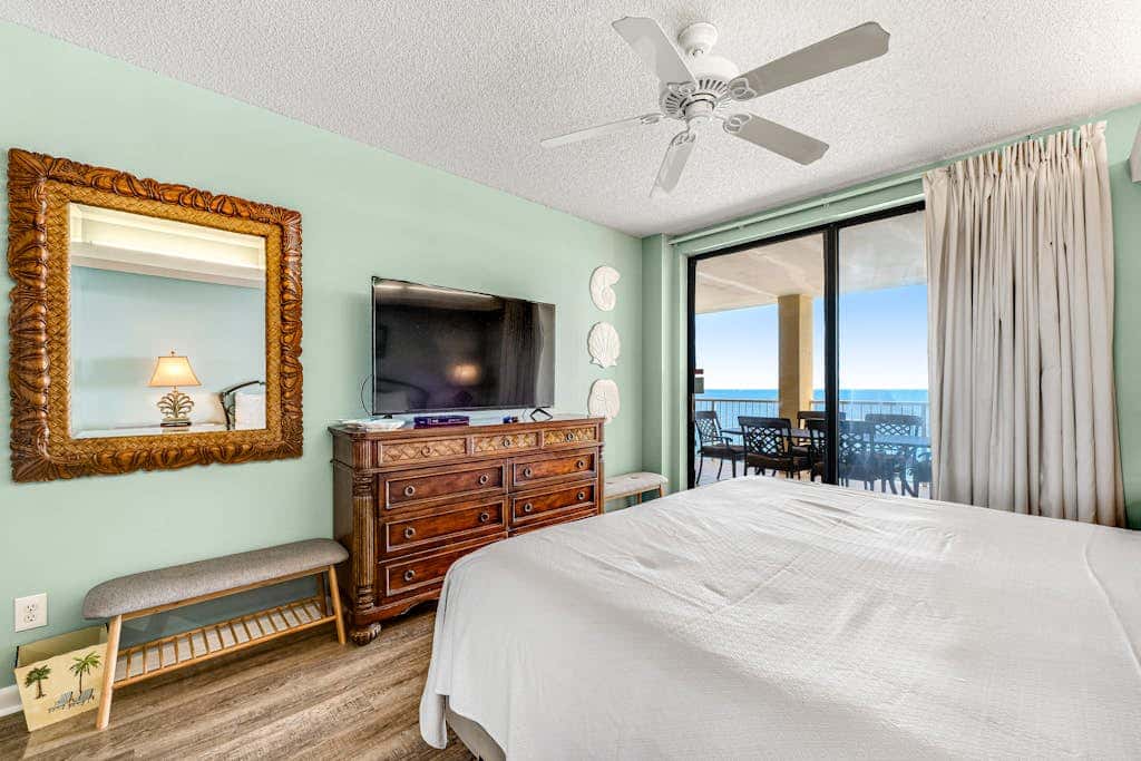 Beautiful condo in beachfront resort with pool & stunning Gulf views