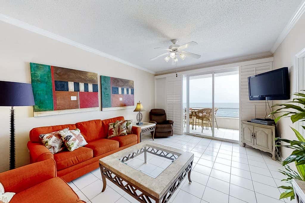Convenient condo located in beachfront resort w/free WiFi, shared pool, AC