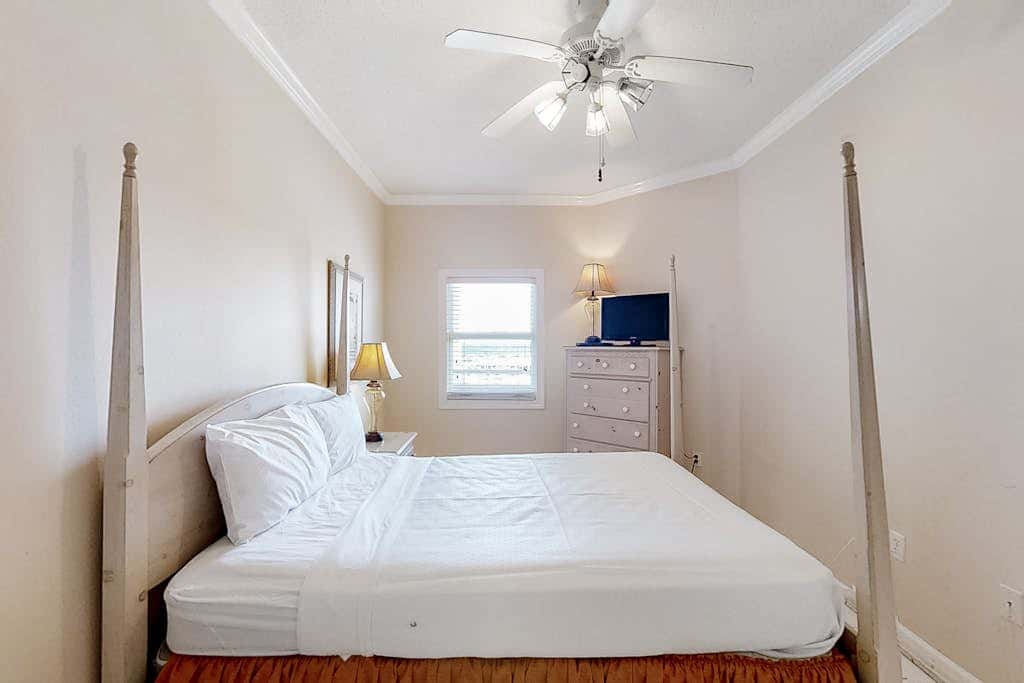 Convenient condo located in beachfront resort w/free WiFi, shared pool, AC