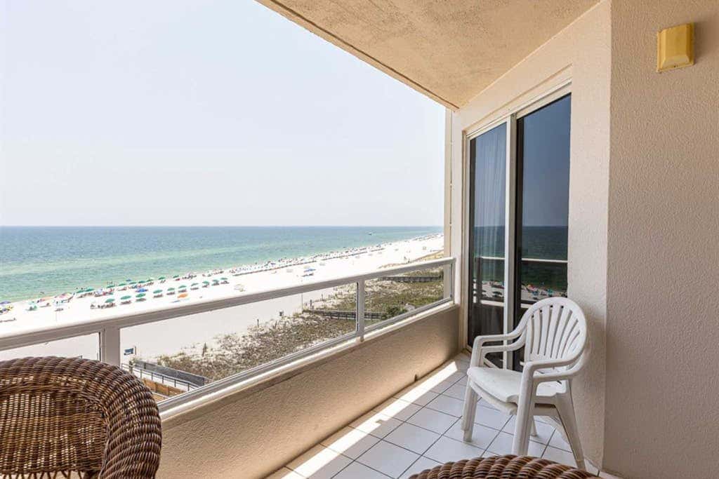 Convenient condo located in beachfront resort w/free WiFi, shared pool, AC