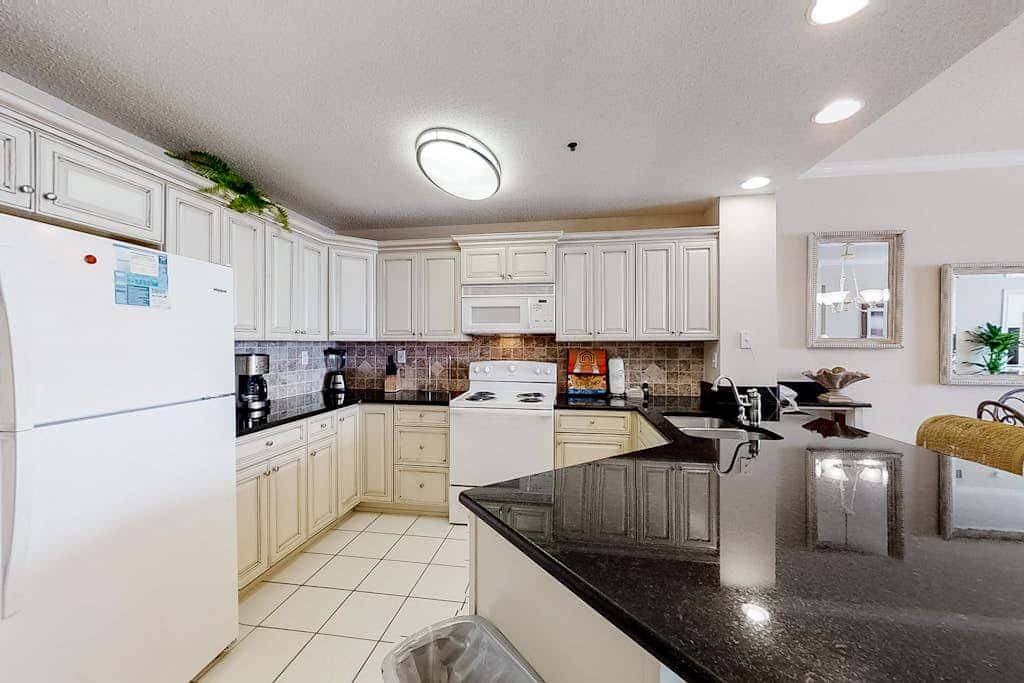 Convenient condo located in beachfront resort w/free WiFi, shared pool, AC
