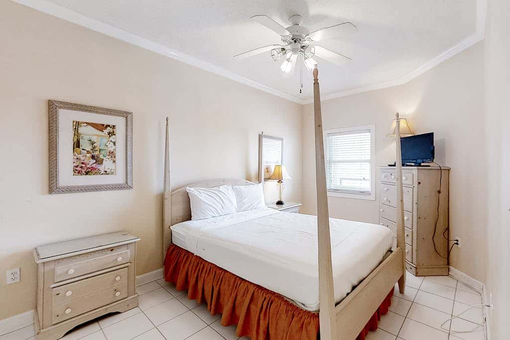 Convenient condo located in beachfront resort w/free WiFi, shared pool, AC