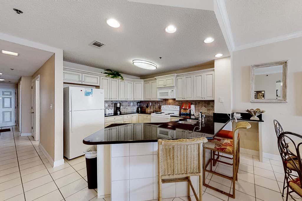 Convenient condo located in beachfront resort w/free WiFi, shared pool, AC