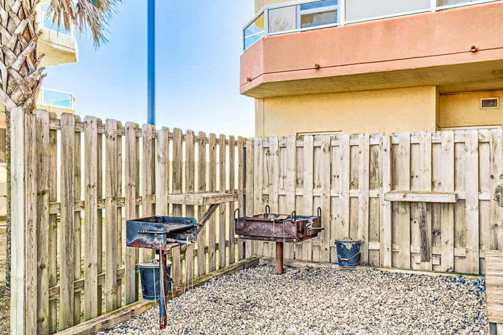 Convenient condo located in beachfront resort w/free WiFi, shared pool, AC