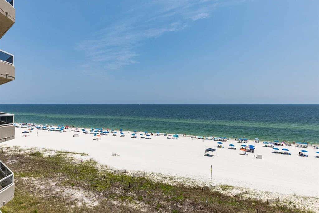 Convenient condo located in beachfront resort w/free WiFi, shared pool, AC