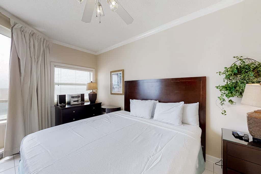Convenient condo located in beachfront resort w/free WiFi, shared pool, AC
