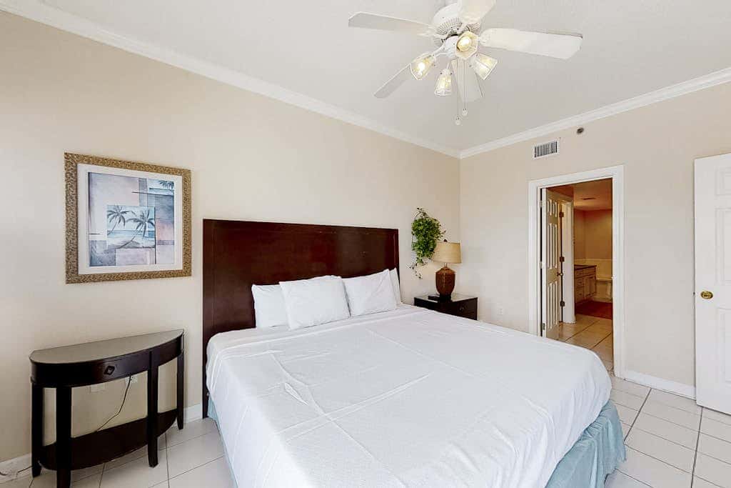 Convenient condo located in beachfront resort w/free WiFi, shared pool, AC