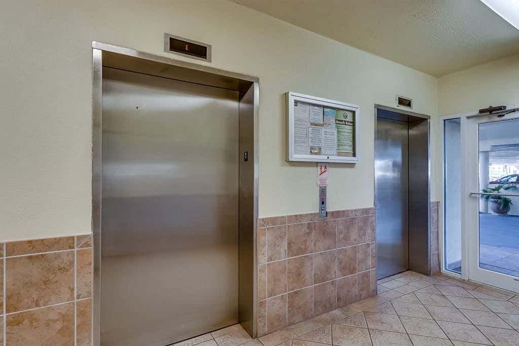 Convenient condo located in beachfront resort w/free WiFi, shared pool, AC