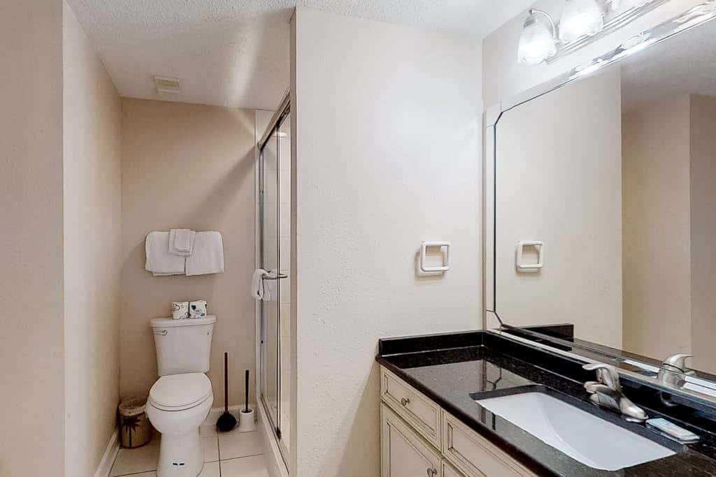 Convenient condo located in beachfront resort w/free WiFi, shared pool, AC