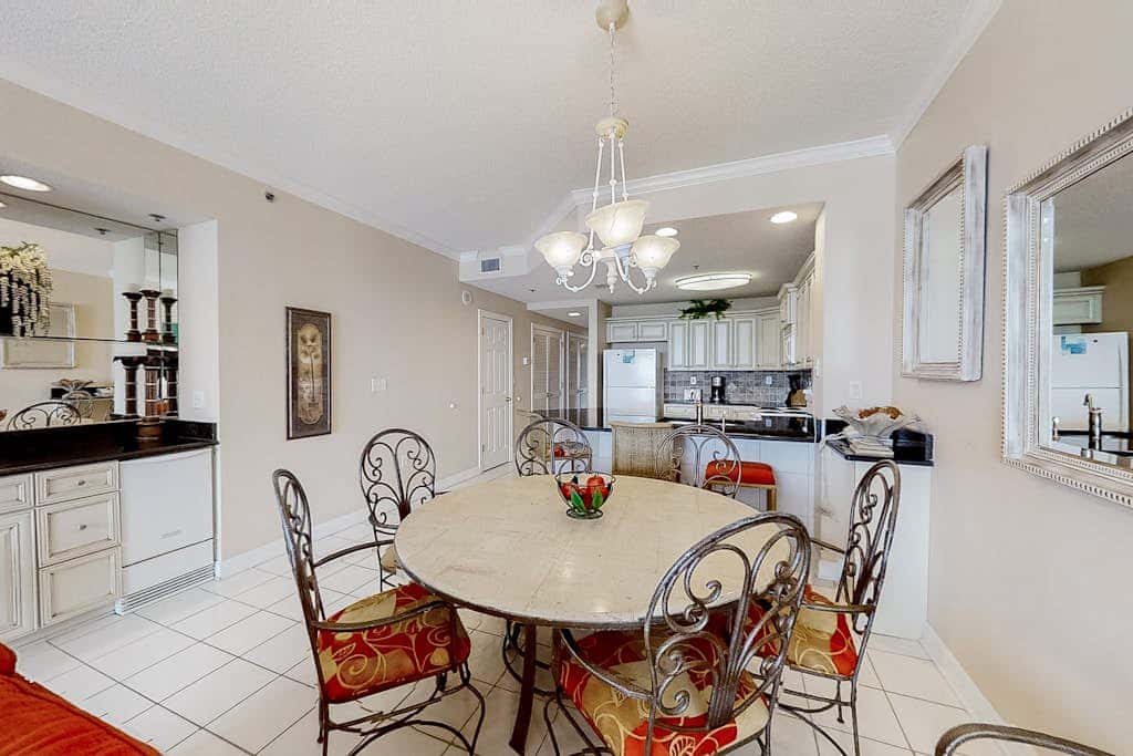 Convenient condo located in beachfront resort w/free WiFi, shared pool, AC