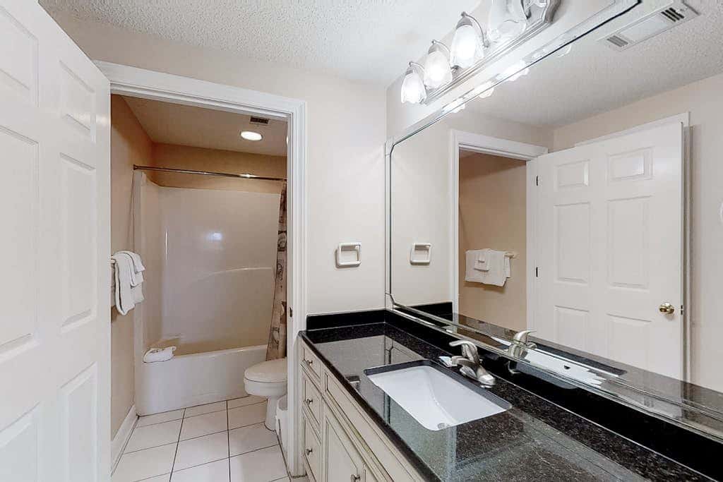 Convenient condo located in beachfront resort w/free WiFi, shared pool, AC