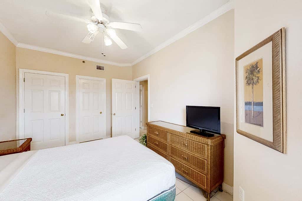 Convenient condo located in beachfront resort w/free WiFi, shared pool, AC