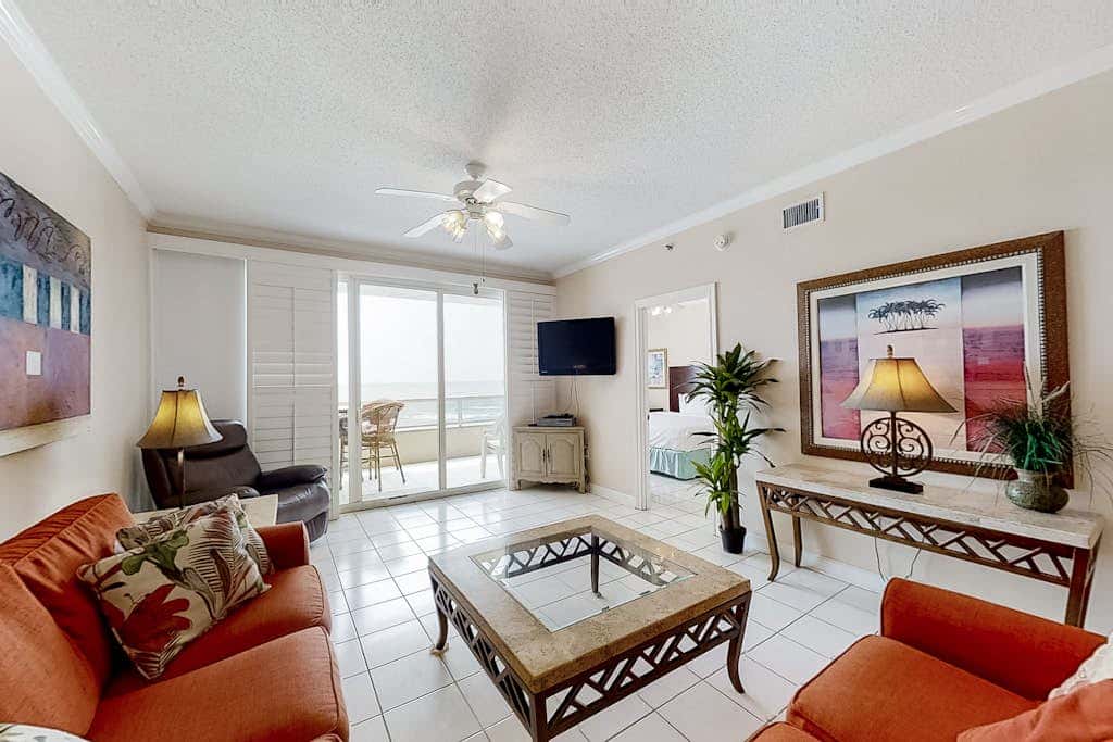 Convenient condo located in beachfront resort w/free WiFi, shared pool, AC