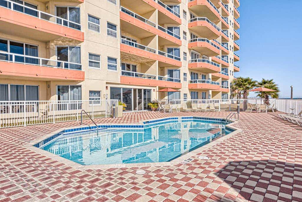 Convenient condo located in beachfront resort w/free WiFi, shared pool, AC