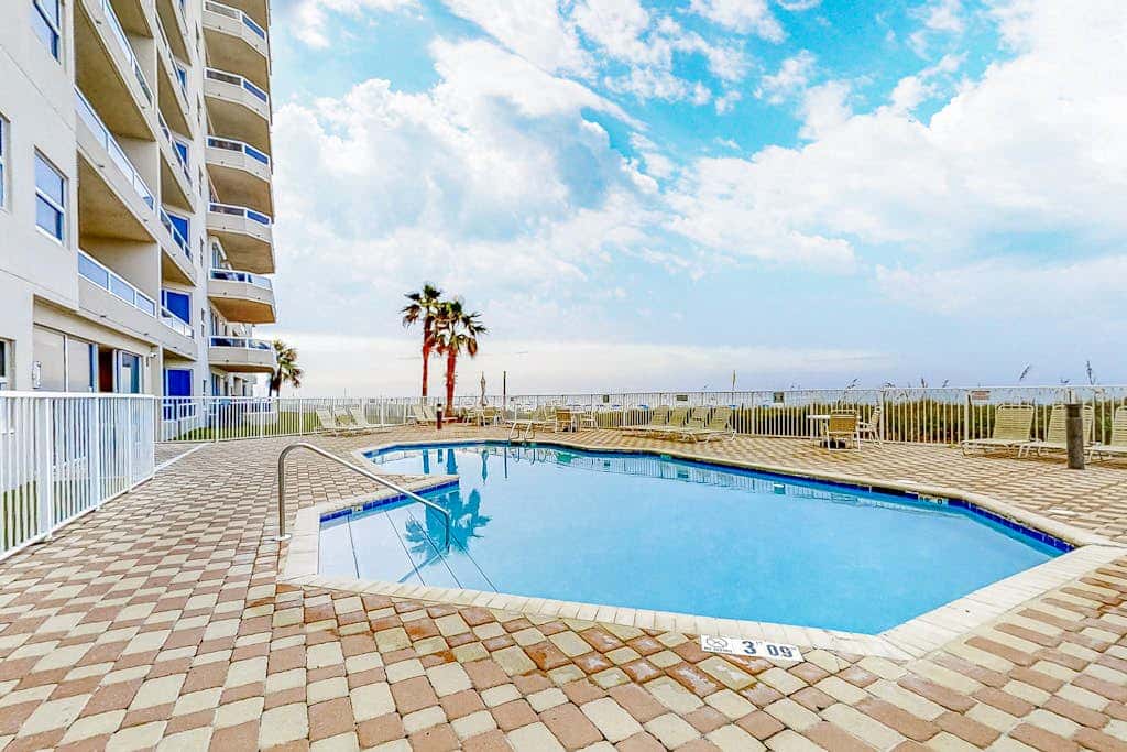 Convenient condo located in beachfront resort w/free WiFi, shared pool, AC