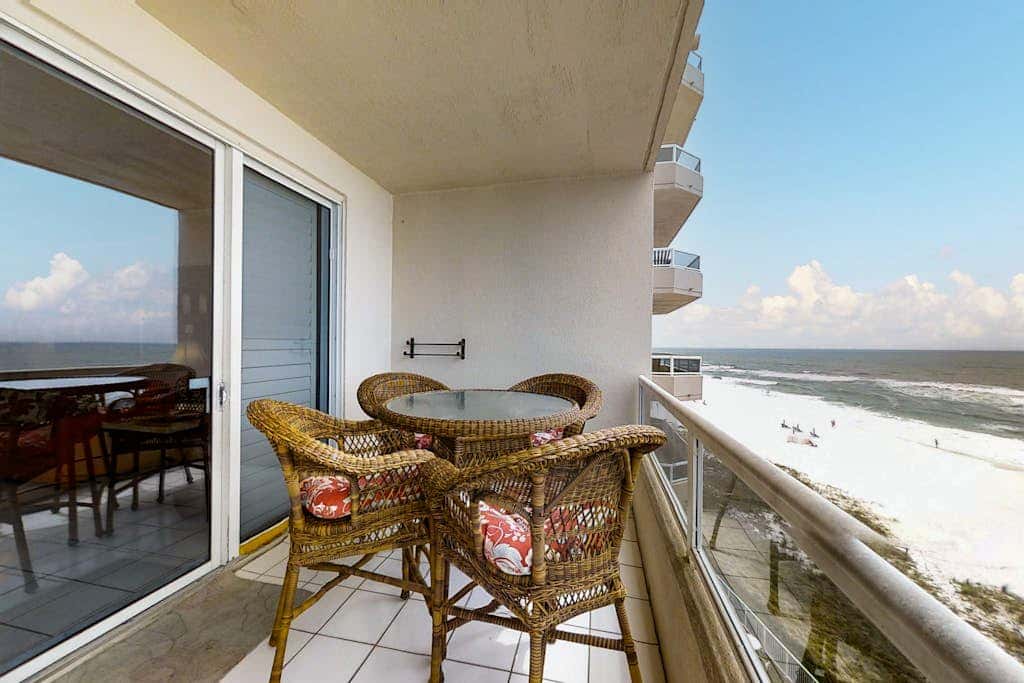 Convenient condo located in beachfront resort w/free WiFi, shared pool, AC