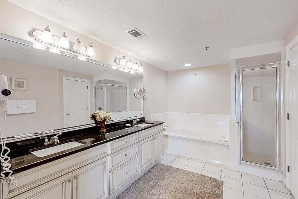 Convenient condo located in beachfront resort w/free WiFi, shared pool, AC