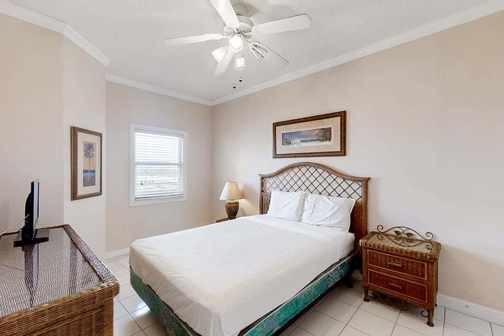 Convenient condo located in beachfront resort w/free WiFi, shared pool, AC