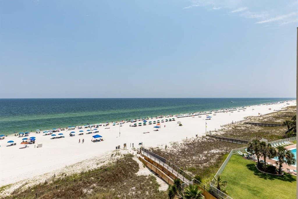 Convenient condo located in beachfront resort w/free WiFi, shared pool, AC