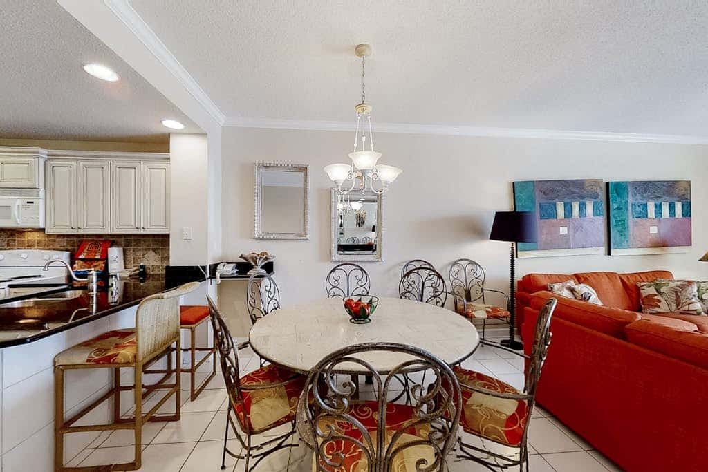 Convenient condo located in beachfront resort w/free WiFi, shared pool, AC