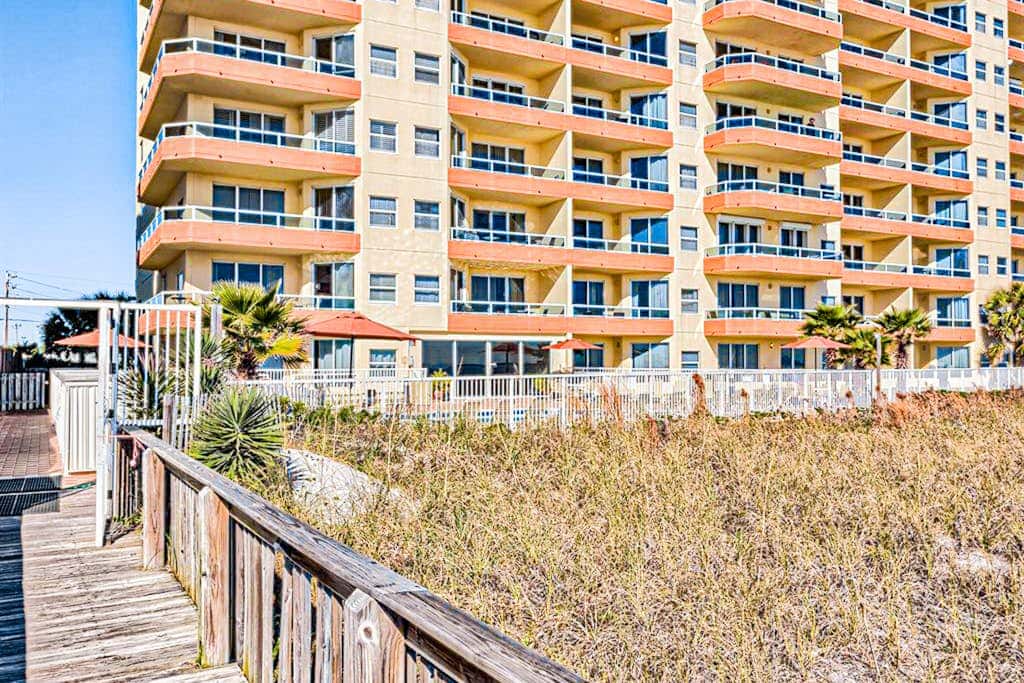 Convenient condo located in beachfront resort w/free WiFi, shared pool, AC