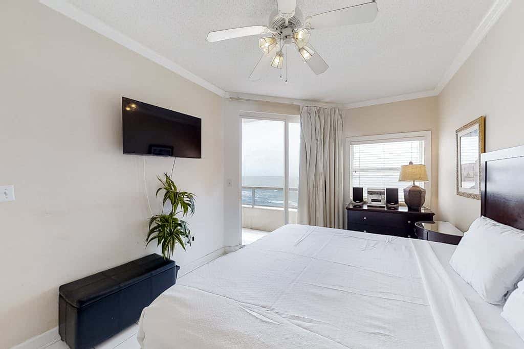 Convenient condo located in beachfront resort w/free WiFi, shared pool, AC