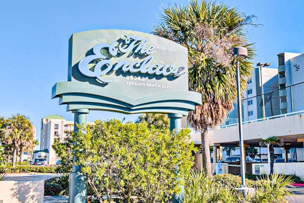 Convenient condo located in beachfront resort w/free WiFi, shared pool, AC