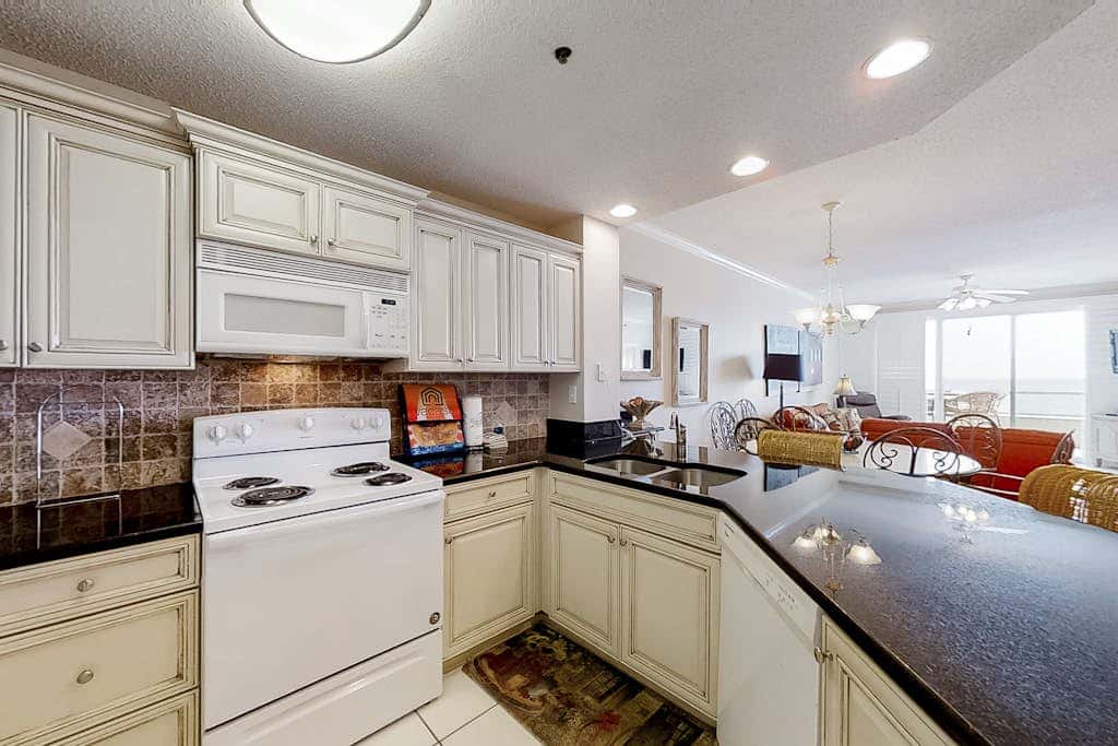 Convenient condo located in beachfront resort w/free WiFi, shared pool, AC