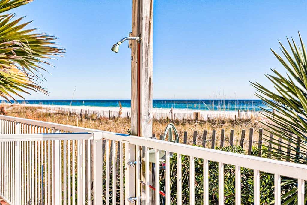 Convenient condo located in beachfront resort w/free WiFi, shared pool, AC