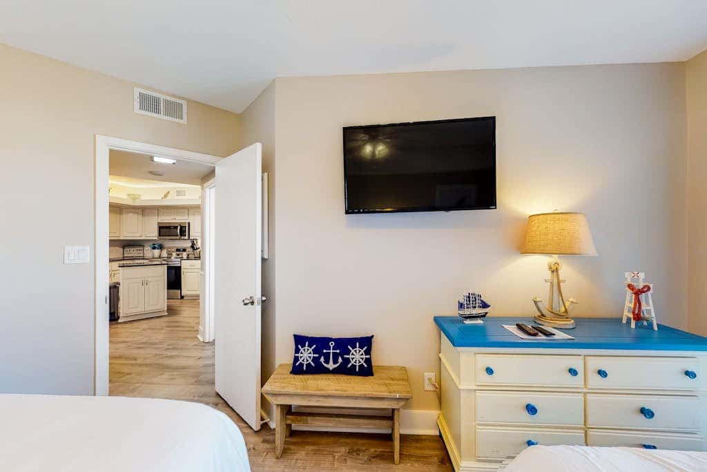 Dreamy beach condo with water views, balcony, pool & beach access