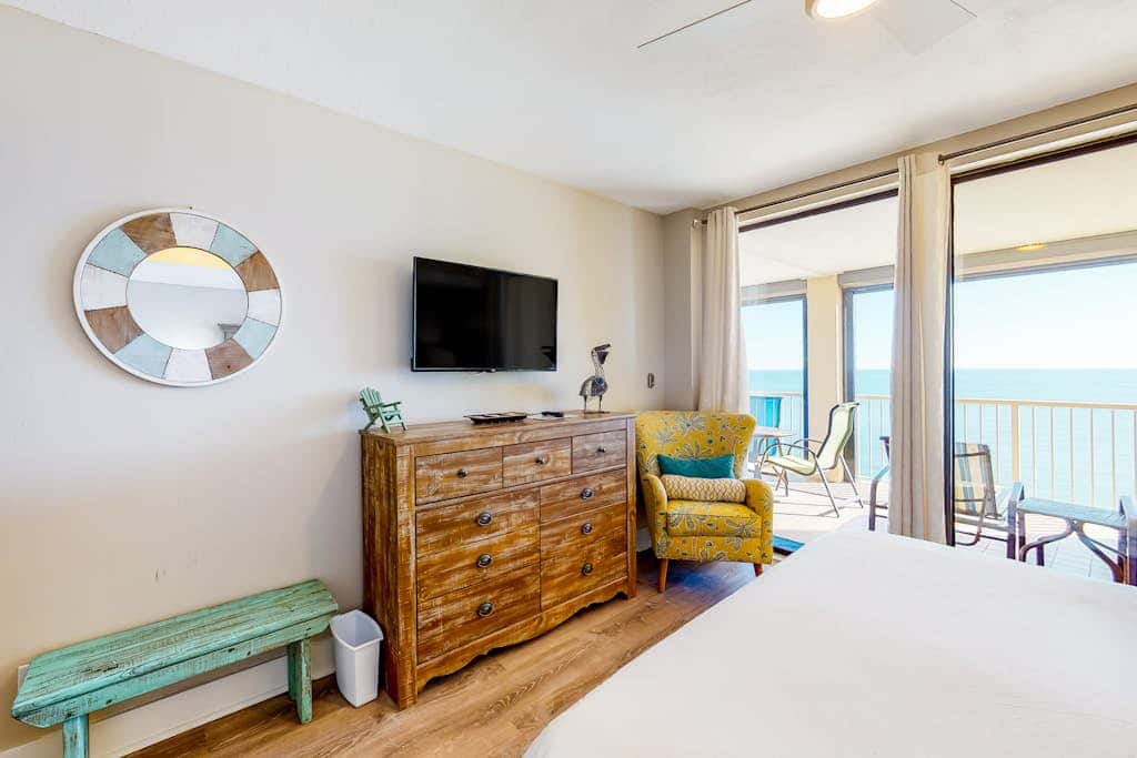 Dreamy beach condo with water views, balcony, pool & beach access