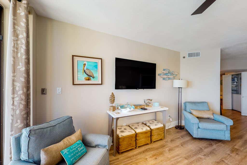 Dreamy beach condo with water views, balcony, pool & beach access