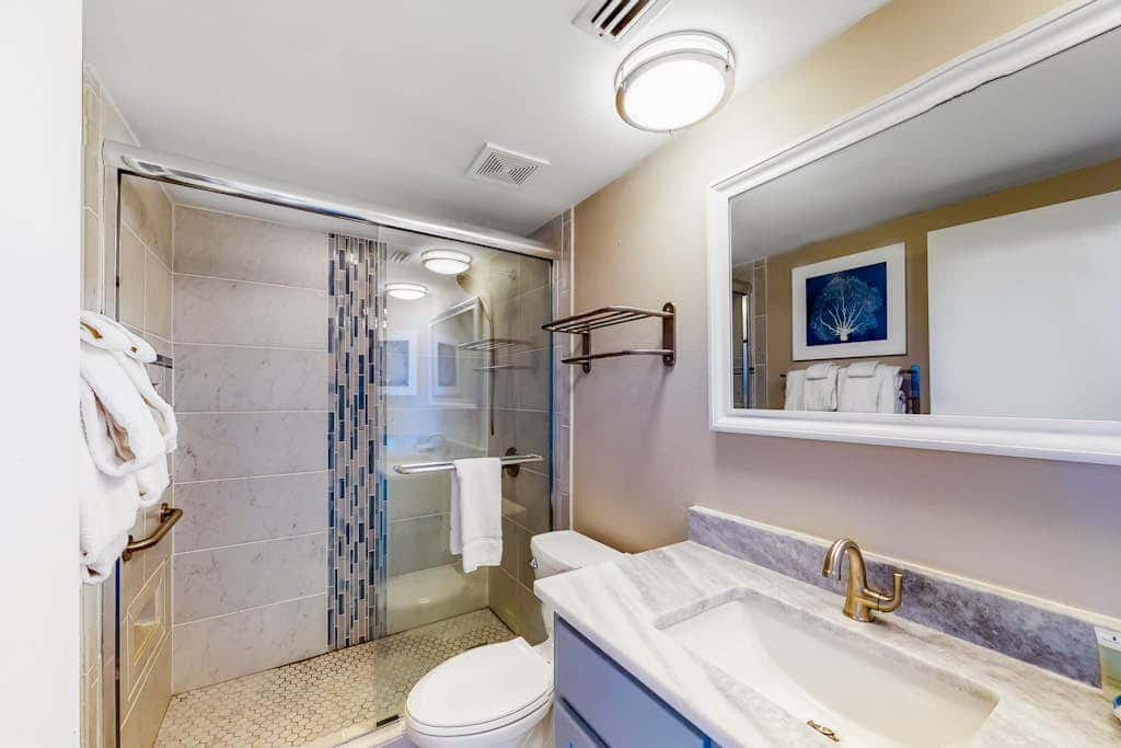 Dreamy beach condo with water views, balcony, pool & beach access