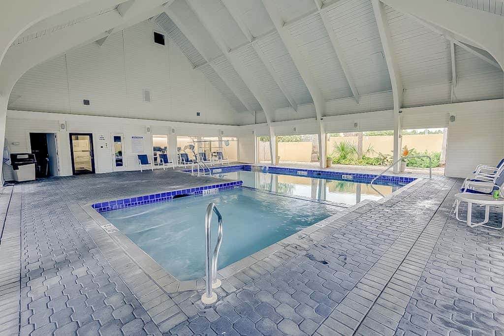 Dreamy beach condo with water views, balcony, pool & beach access