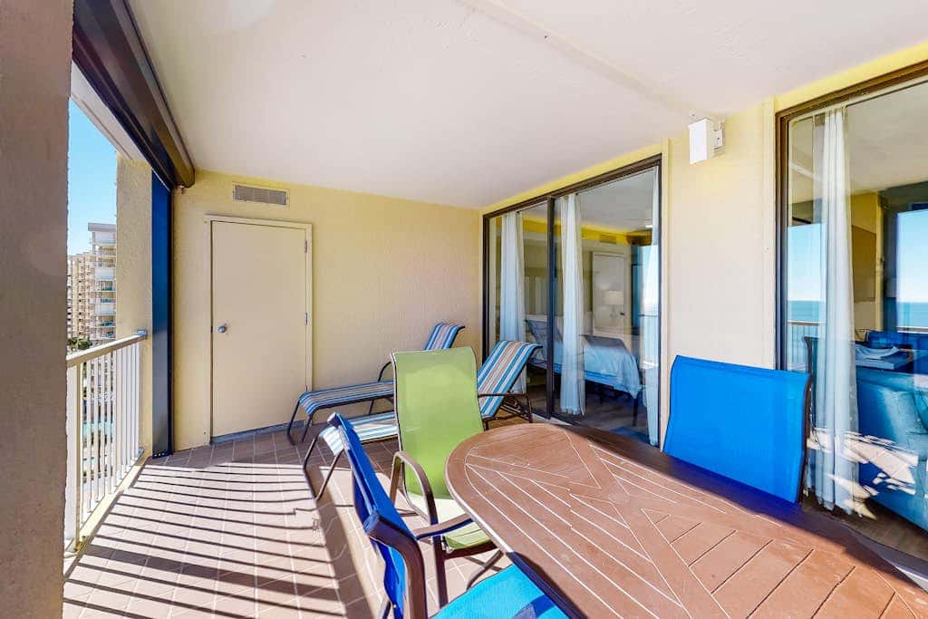 Dreamy beach condo with water views, balcony, pool & beach access