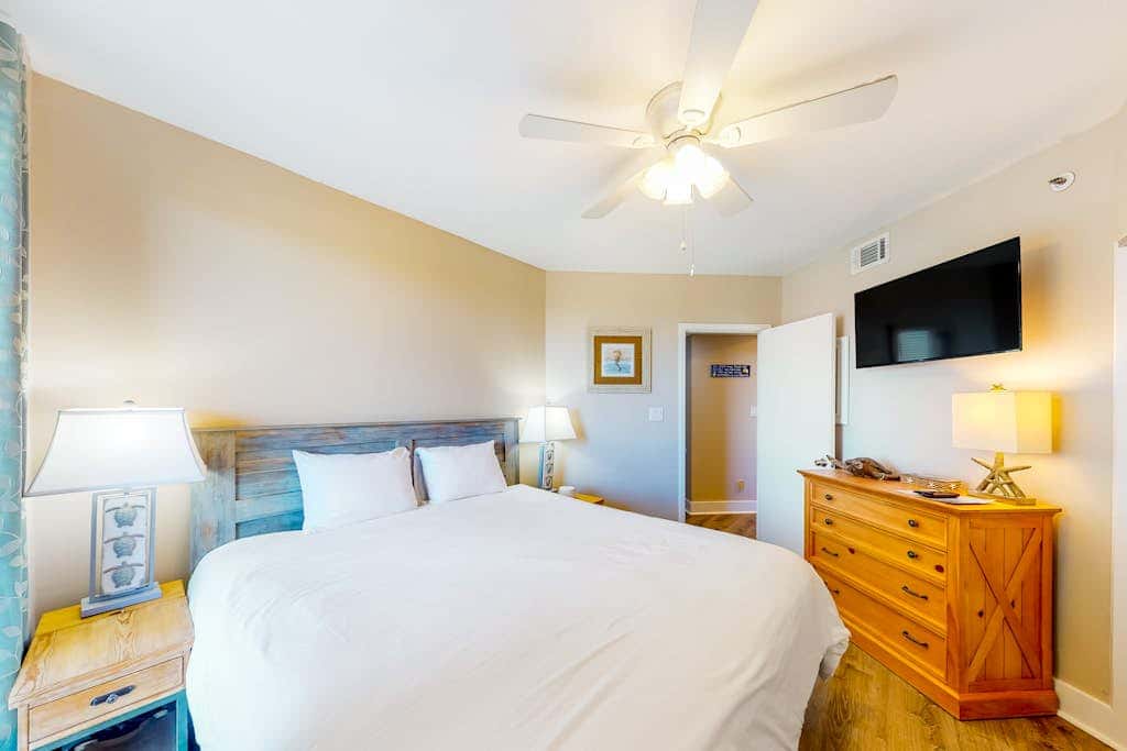 Dreamy beach condo with water views, balcony, pool & beach access