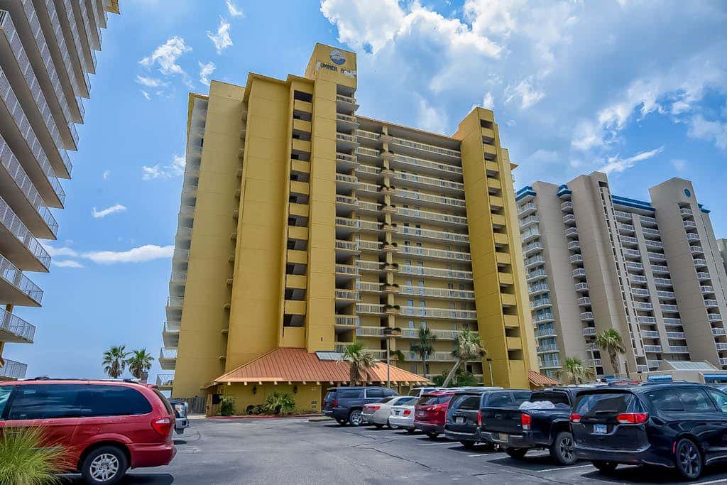 Dreamy beach condo with water views, balcony, pool & beach access