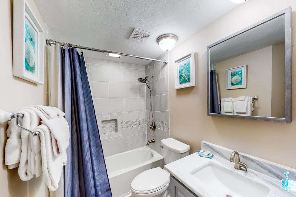 Dreamy beach condo with water views, balcony, pool & beach access